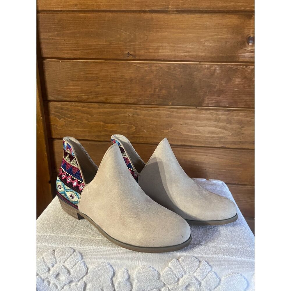 Wild G  Aztec Geometric Ankle Boots Low Cut Dress Bootie Slip Ons Beige Sz 8.5 N